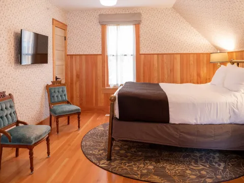 Moose Hotel and Suites